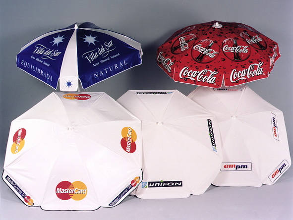 Sombrillas publicitarias FEMAR — Villa del Sur, Coca-Cola, MasterCard